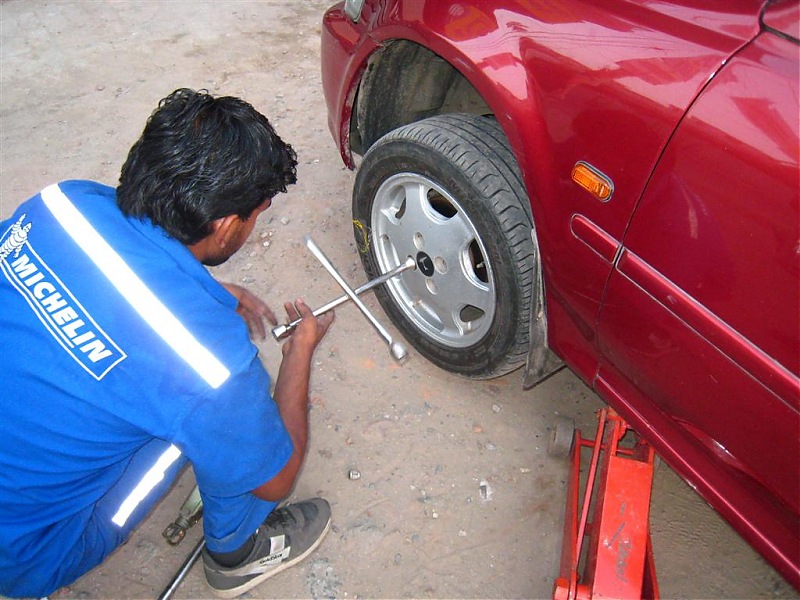 Pictorial Guide: How to change a flat tyre!-1.jpg