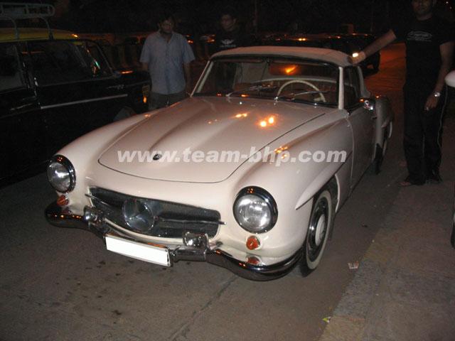 Clicked some pictures of a very well kept old Mercedes 190 SL last night 