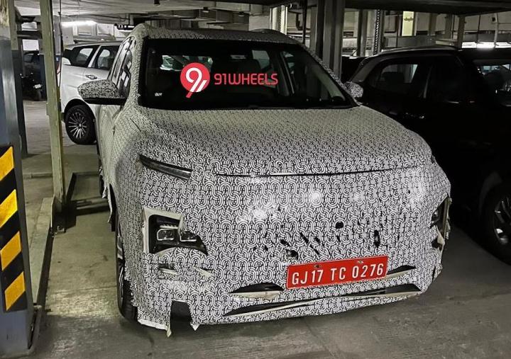 MG Hector Plus facelift with rear captain seats spied 
