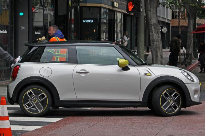 All-electric Mini Cooper S E spotted undisguised 