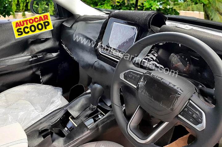Jeep Compass facelift interior spied 