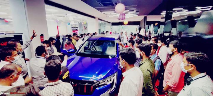 Anand Mahindra tweets about car-crazy India & XUV700 crowds 