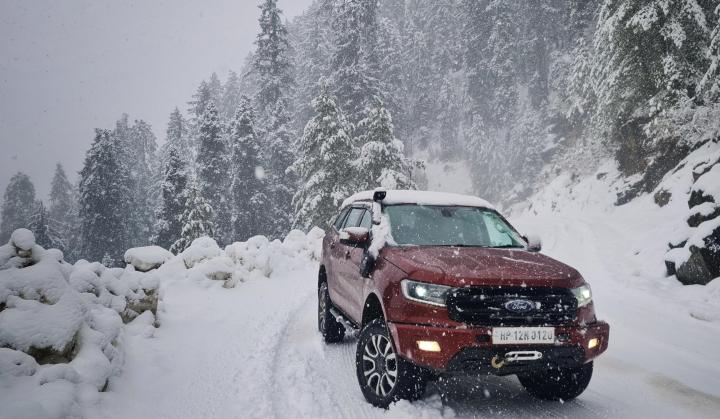 My first drive of 2022: Pictures of my Ford Endeavour in snow 