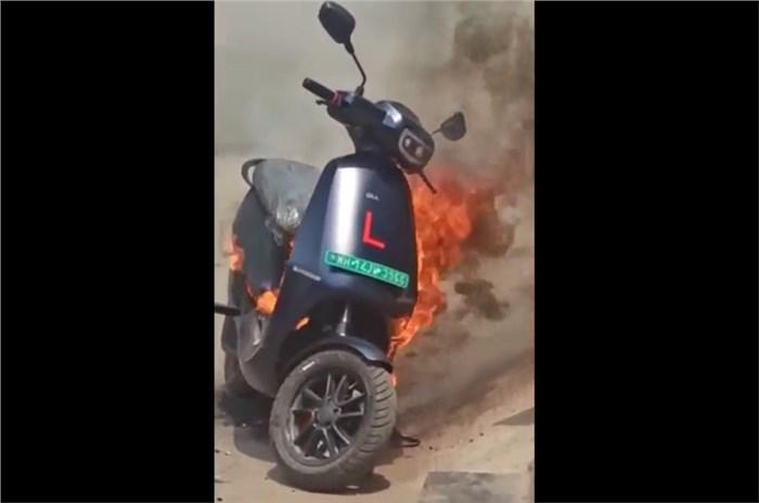 Pune: Ola S1 Pro e-scooter catches fire; Govt. orders inquiry 
