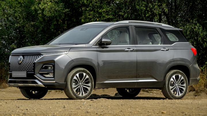Mahindra XUV700 owner openly talks about 2023 MG Hector Plus Facelift 