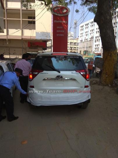 Scoop! Mahindra XUV500 Facelift caught completely undisguised 