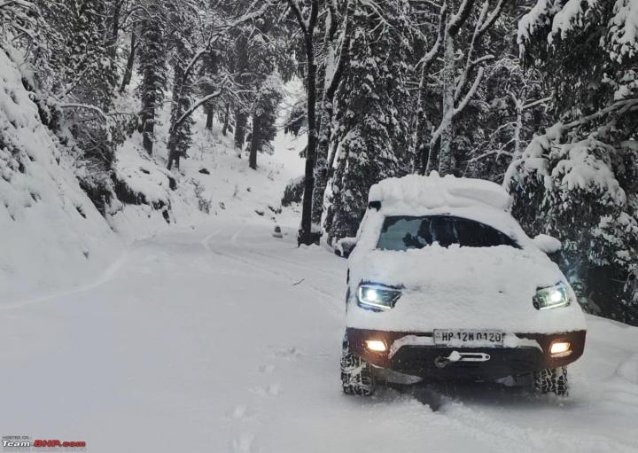 My first drive of 2022: Pictures of my Ford Endeavour in snow 