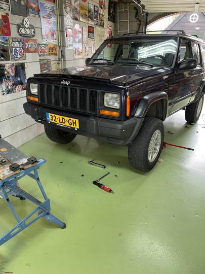 Replacing a few parts on my used Jeep Cherokee to get it back in shape 