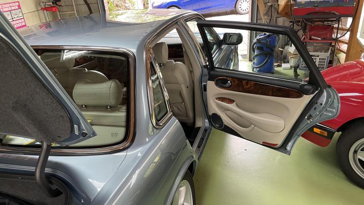 Rear door of my Jaguar XJR not opening from inside: Fixing it myself 