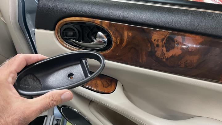 Rear door of my Jaguar XJR not opening from inside: Fixing it myself 