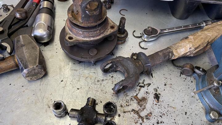 Working on my 1998 Jeep Cherokee: Dismantling the front axle shafts 