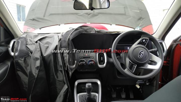 Kia Sonet base variant spotted with 2-DIN infotainment system 
