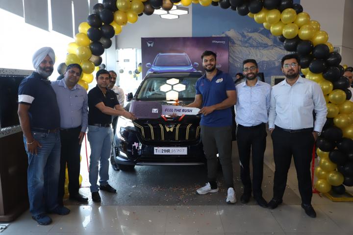Mahindra XUV700 Gold Edition presented to Sumit Antil 