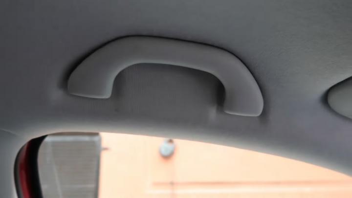 Review: Grab handles with built-in dampers retrofitted in my VW Polo 
