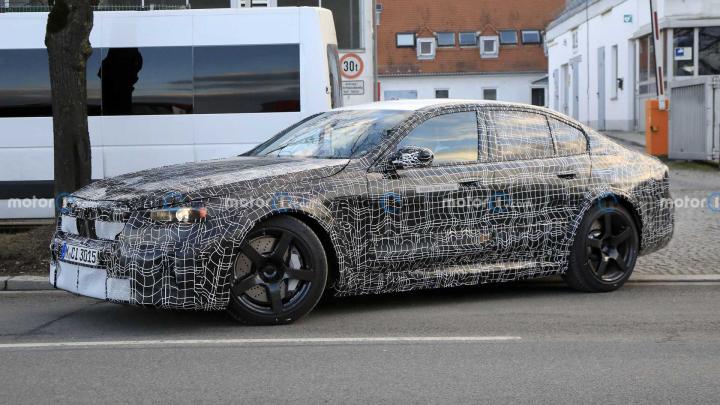 Next-gen BMW M5 to be a plug-in hybrid; 1st spy photos out! 