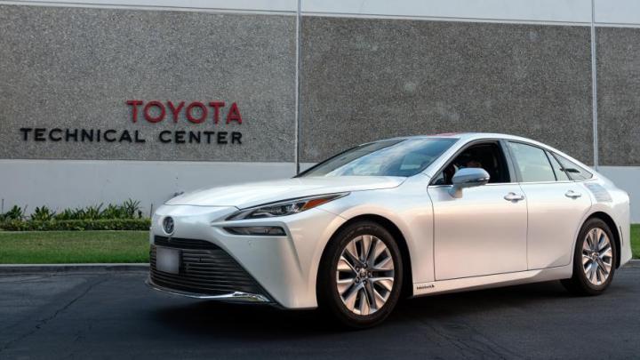 Toyota Mirai hydrogen FCEV sets new Guinness world record 