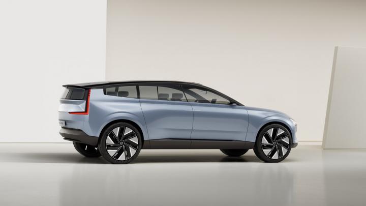 Volvo to debut self-driving tech this year 
