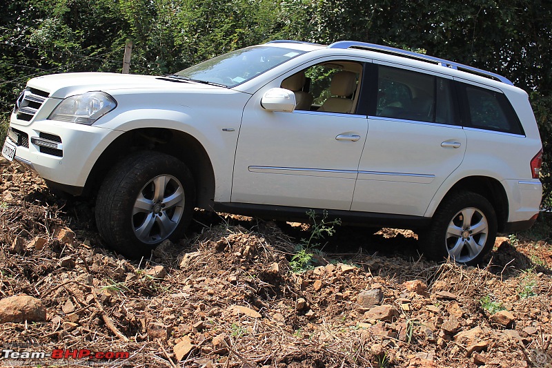 A Mercedes GL, 2 Grand Vitaras, a Sugarcane farm and a tow cable-015-gl-crossing-typical-furrow.jpg