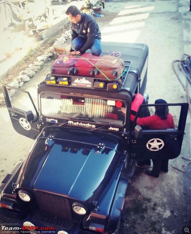Fourknotfour - My Black Mahindra Thar CRDe (refreshed edition)-tying-luggage.jpg