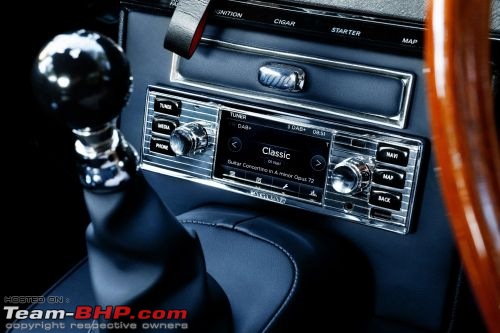Car Infotainment: Floating Displays vs Integrated Head-Units
