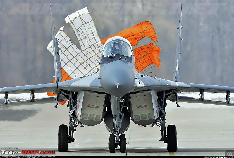 MiG-29 Fulcrum : The balance rests on us-mig29_landing_chute.jpg