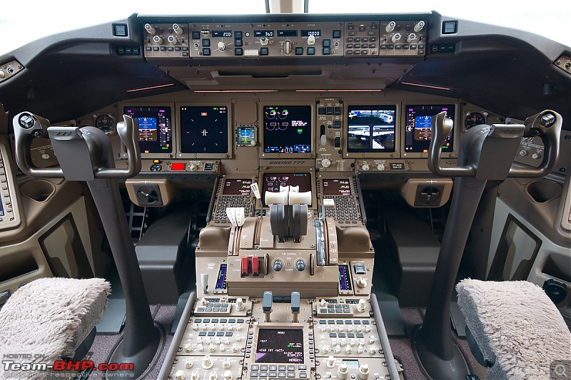 Boeing 777 - Pilot's Review-boeing777cockpit.jpg