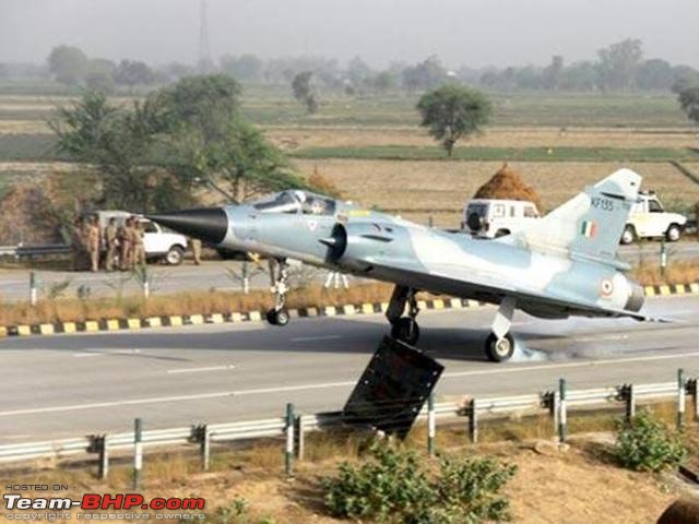 Air Force C-130J Transport Aircraft lands on the Lucknow-Agra Expressway-_de5409e01ad111e6976ec52fa8d2ca82.jpg