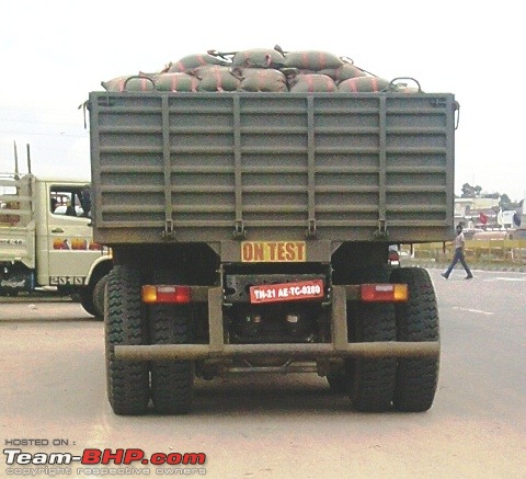 Spy pics of Daimler 25T Tipper-p301010_09.01.jpg