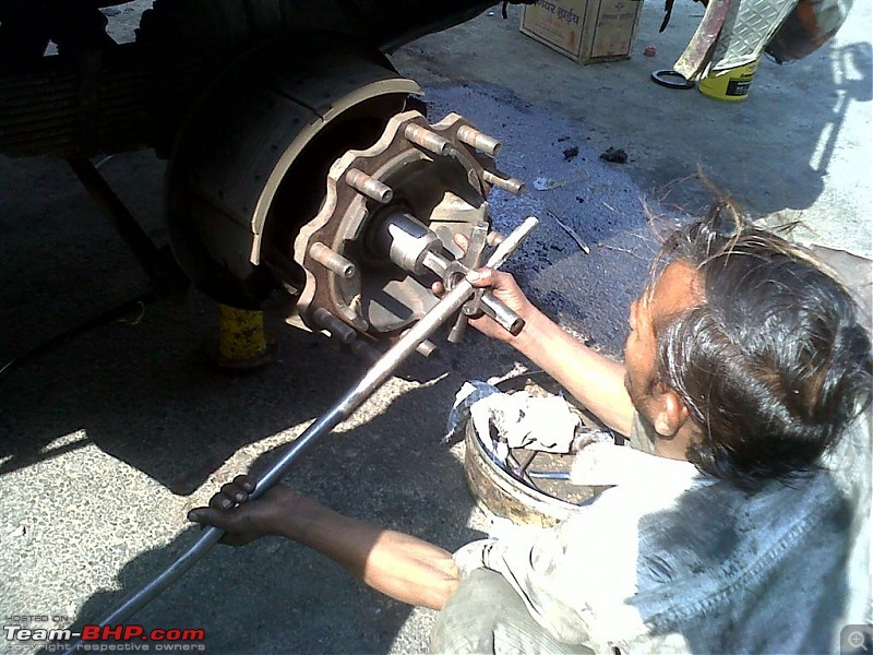 TATA 2515 front wheel service.-3a-removing-hub.jpg