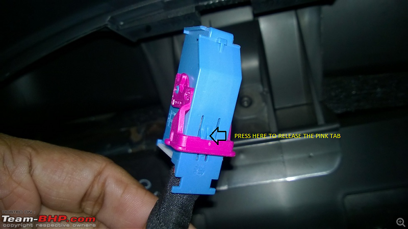 VW Polo DIY: Removing / upgrading the instrument cluster-lock-release.png