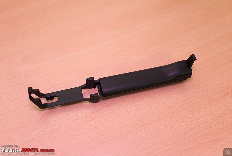 VW Polo DIY: Installing the OE auto-dimming interior mirror-harness-covers.jpg