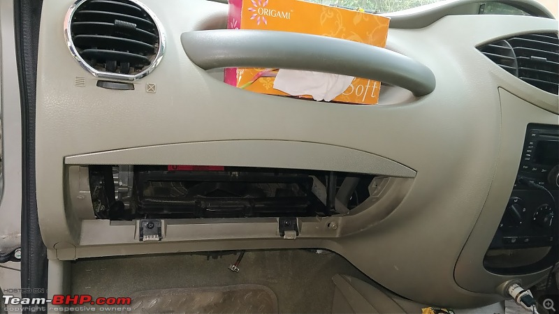 DIY: Cleaning the cabin air-filter of the Mahindra Quanto / Xylo-img_20170930_122811.jpg