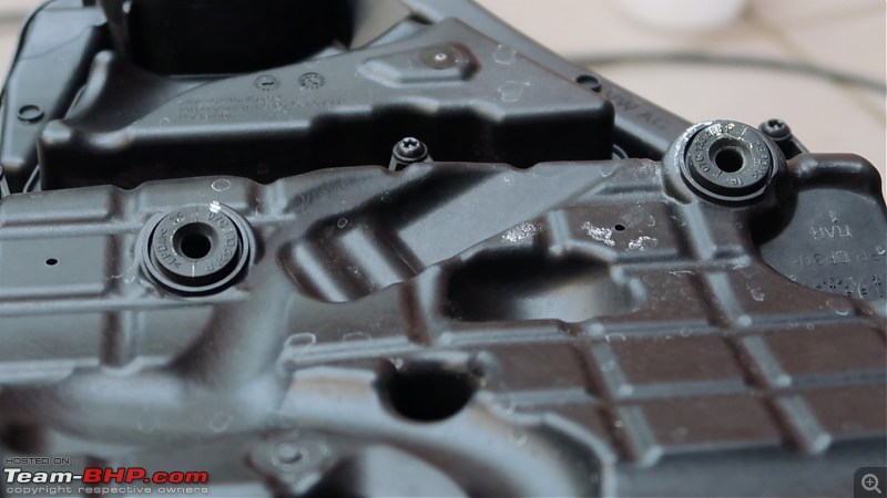 DIY : VW Polo Engine Air Filter Service-rubber-mountings.png