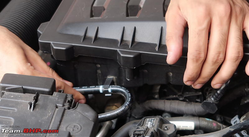 DIY : VW Polo Engine Air Filter Service-vacuum-hose-snap.png