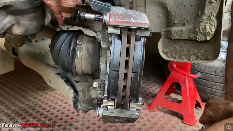 VW Polo DIY: Servicing the front brakes (FN 3 brake system)-33.jpg