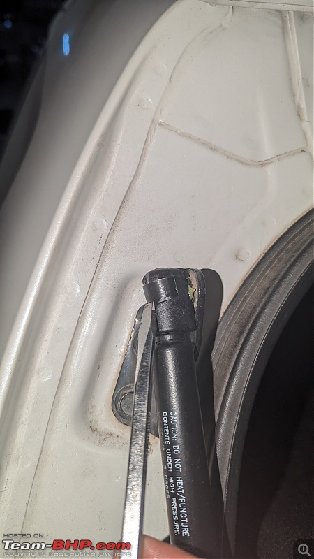 DIY: Replacing the gas struts of the rear hatch / tail-gate-prying.jpg