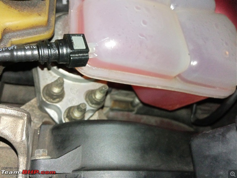 DIY : Removal of excess coolant without draining the reservoir | Ford Fiesta-fiesta-coolant-overfilled-side.jpg