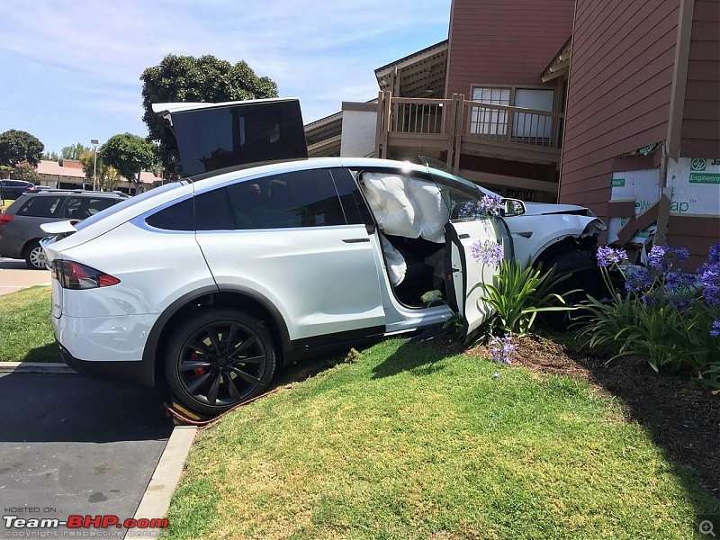 Tesla Model X SUV launched-teslamodelxcrashedintoabuilding3.jpg