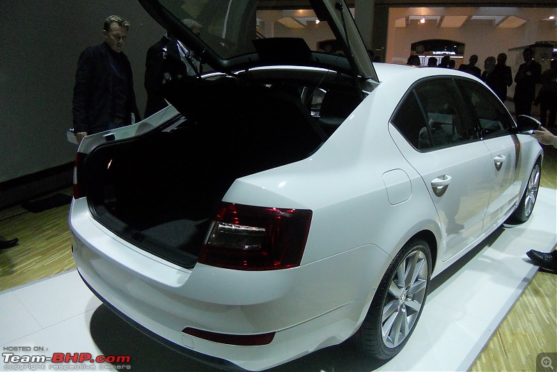 Scoop! 2013 Skoda Octavia (MQB) caught. EDIT : New Pics on Pg 1-skodaoctavia20135.jpg