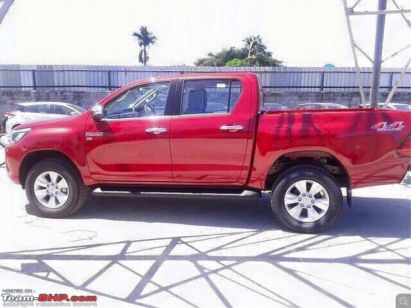 New Toyota Fortuner caught on test in Thailand-toyotahilux8.jpg