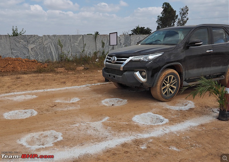 Scoop! Next-gen Toyota Fortuner spotted. EDIT: Preview on page 14-pb160020.jpg