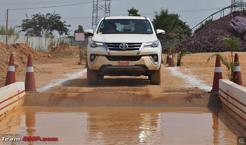 Scoop! Next-gen Toyota Fortuner spotted. EDIT: Preview on page 14-pb160031.jpg