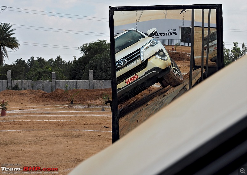 Scoop! Next-gen Toyota Fortuner spotted. EDIT: Preview on page 14-pb160011.jpg