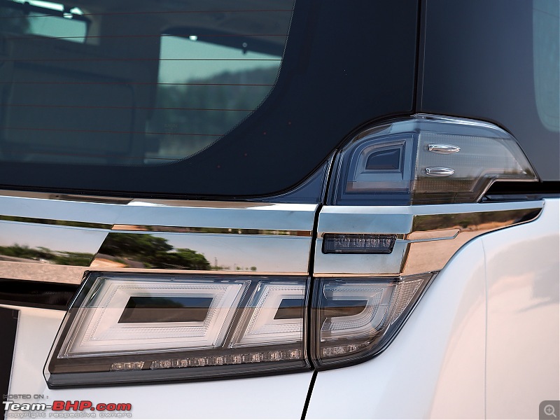 A Close Look: Toyota Vellfire-p2220590.jpg