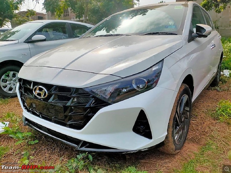 Third-gen Hyundai i20 spotted testing in Chennai. Edit: Launched at 6.79 lakhs-hyundaielitei20dealershipfront3quarters3610.jpg