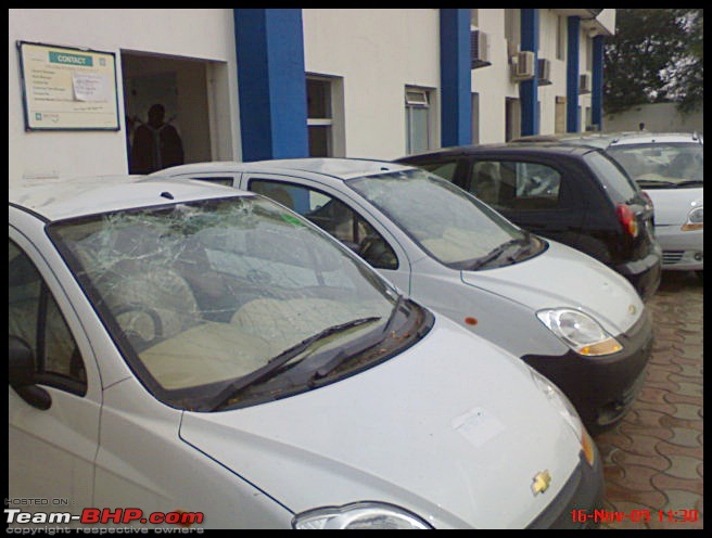 A Dealers Dilemma-Jaipur: Damaged cars at the GM showroom-dsc01263.jpg