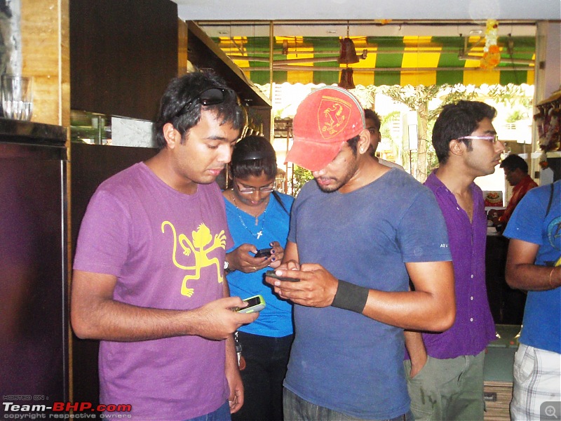 Pune Autocross - 2nd may 2010 Report and Pics-030crew-exchanging-numbers.jpg