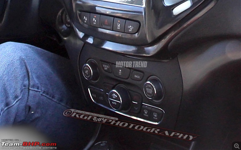 2014 Jeep Cherokee Unveiled (Jeep Liberty replacement)-2014jeeplibertyspiedinterior311024x640.jpg