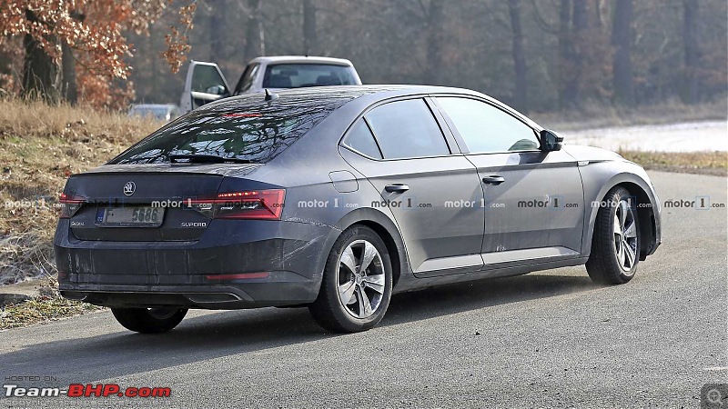 Spy Pics: 2019 Skoda Superb Facelift-3.jpg