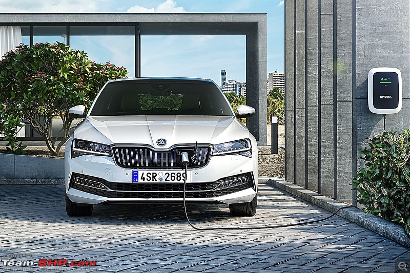 Spy Pics: 2019 Skoda Superb Facelift-s6.jpg